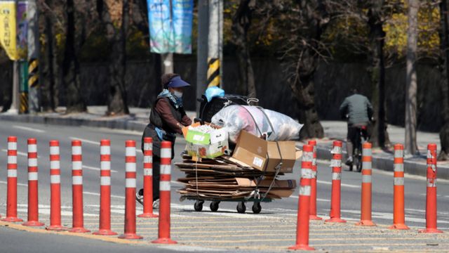 주택가에 주차된 외제차를 긁고 간 범인을 찾고 보니 폐지를 수집하는 노인이어서 곤란을 겪고 있다는 차주의 사연이 올라왔다. 사진은 한 노인이 폐지를 가득 실은 수레를 밀며 길을 건너는 모습으로, 해당 기사 내용과는 무관함. /사진=뉴스1