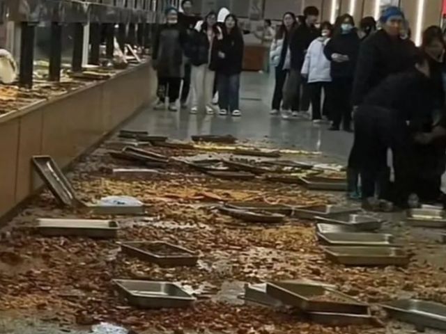 직원끼리 싸우다가 음식을 던져 학교 급식실이 엉망이 되는 황당한 일이 벌어졌다. /사진=도우인