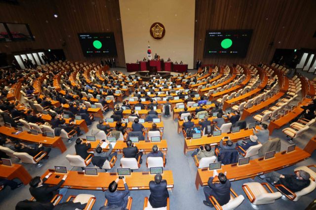 윤석열 대통령이 긴급 대국민 담화를 통해 비상계엄령을 발표한 가운데 4일 새벽 서울 여의도 국회에서 열린 본회의에서 비상계엄 해제요구안이 가결되고 있다./사진=뉴스1 