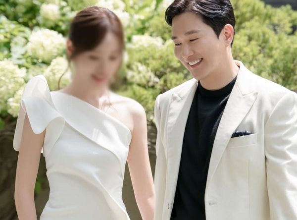 배우 출신 CEO 박철호가 14세 연하 비연예인 연인과 결혼했다. 사진은 박철호가 인스타그램에 공유한 14세 연하 신부와의 웨딩 화보. /사진=박철호 인스타그램 캡처