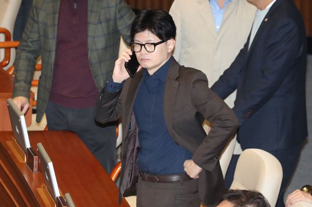 한동훈 국민의힘 대표는 4일 국회의 계엄 해제안 결의 직후 군경을 향해 "국민의 자유와 권리를 제한하는 어떠한 경거망동도 하지 말 것을 강력히 요구한다"고 설명했다. 사진은 윤석열 대통령이 비상계엄령을 선포한 가운데 이날 새벽 서울 여의도 국회 본회의장에서 한동훈 국민의힘 대표가 심각하게 전화통화를 하고 있는 모습. /사진=뉴스1