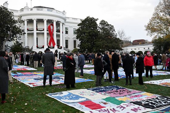 세계 에이즈의 날' 행사 참가자들이 잔디에 펼쳐진 에이즈 관련 퀼트 작품들을 살펴보고 있다. /사진=로이터