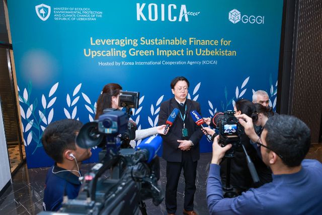  코이카가 우즈베키스탄 기후위기 대응을 위해 1조4000억원 규모의 국제 채권 발행에 성공하고 이 경험을 공유하기 위한 행사를 개최했다. 지난달 27일(현지시각) 우즈베키스탄 타슈켄트에서 열린 성과 공유 행사에서 신명섭 코이카 우즈베키스탄 사무소장이 현지 언론 인터뷰를 통해 사업 성과를 설명하고 있다. /사진=코이카 