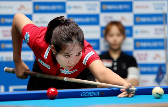 스롱 피아비가 이화연과 맞대결을 펼친 LPBA 64강 경기에서 17이닝까지의 접전 끝에 25-13으로 승리했다. 사진은 지난 2일 강원 정선군 하이원 그랜드호텔 컨벤션타워에서 열린 LPBA 64강 경기에 출전한 스롱 피아비의 모습. /사진=프로당구협회(PBA) 제공