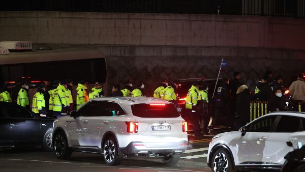 윤석열 대통령의 비상계엄 선포 영향으로 원/달러 환율이 15년8개월여만에 최고치를 기록했다. 사진은 4일 새벽 서울 용산 대통렬실 앞에서 경찰병력이 이동하는 모습. /사진=뉴스1