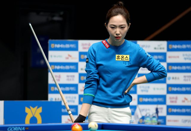 차유람이 장가연과 맞대결을 펼친 LPBA 64강 경기에서 18이닝까지의 접전 끝에 25-14으로 승리했다. 사진은 지난 2일 강원 정선군 하이원 그랜드호텔 컨벤션타워에서 열린 LPBA 64강 경기에 출전한 차유람의 모습. /사진=프로당구협회(PBA) 제공