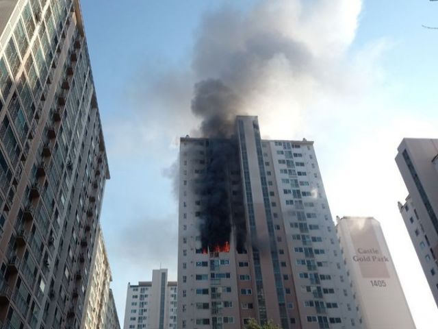지난 2일 대구 한 아파트에서 발생한 화재의 원인이 스프레이형 살충제 폭발로 보인다는 경찰 조사 결과가 나왔다. 사진은 화재가 발생한 아파트의 모습. /사진=뉴시스