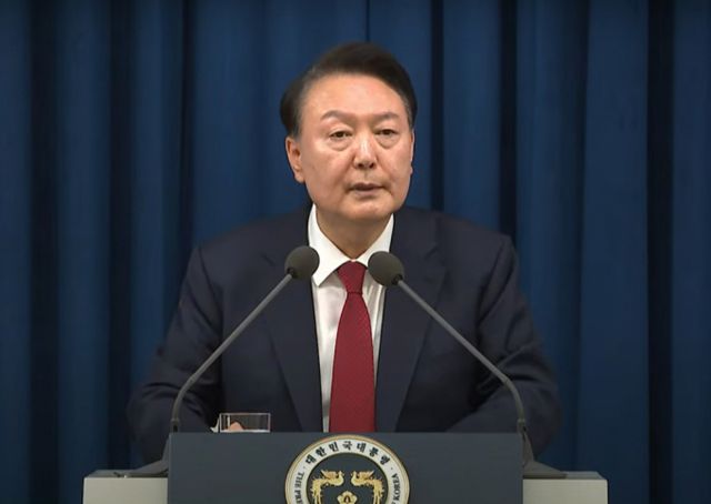 윤석열 대통령이 3일 밤 서울 용산 대통령실 청사에서 긴급 대국민 특별 담화를 하고 있다./사진= KTV 캡쳐, 뉴스1 /사진=(서울=뉴스1)