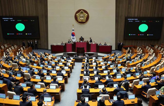 윤석열 대통령이 지난 3일 비상계엄을 선포한 이후 4일 오전 국회는 서울 여의도 국회에서 본회의를 열어 비상계엄 해제요구안이 가결시켰다. /사진=뉴시스
