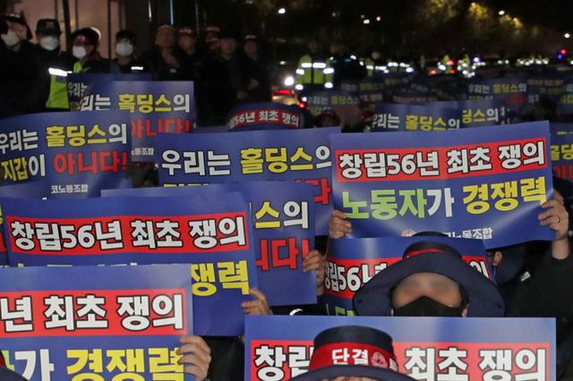 포스코 대표 교섭노조인 한국노총 금속노련 포스코노동조합이 2일 포항제철소 정문 앞에서 열린 파업 출정식에서 구호를 외치고 있다./사진=뉴스1