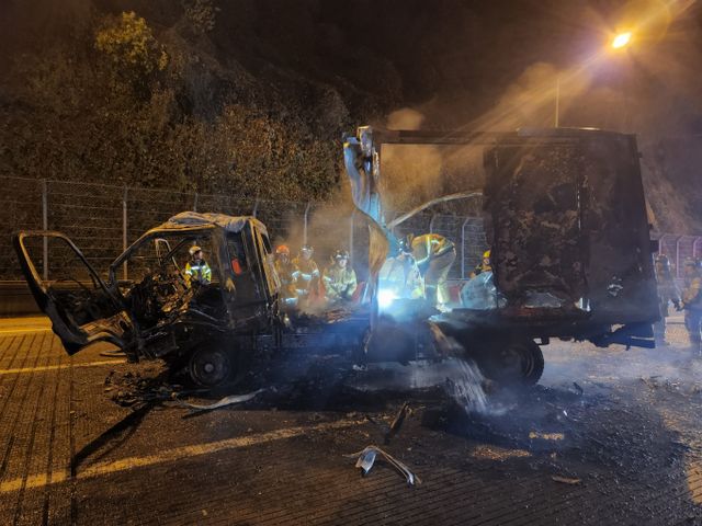 경기 양주시 장흥면 수도권제1순환고속도 송추IC 방면 노고산터널 인근에서 2.5톤 트럭 화재 사고가 발생했다. 사진은 지난 2일 경기 양주시 장흥면 수도권제1순환고속도 노고산터널 화재 현장의 모습. /사진=뉴시스(경기도북부소방재난본부 제공)