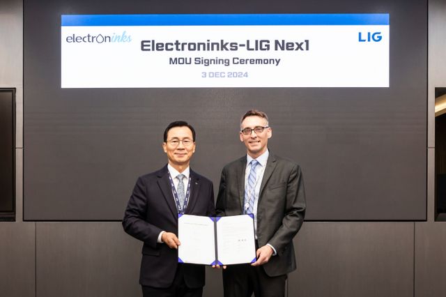 신익현 LIG넥스원 대표(왼쪽), 멜브스 르미유 일렉트론잉크스 사장이 '차세대 부품소재 기술개발 및 상용화를 위한 전략적 협력 양해각서(MOU)'를 체결한 후 기념촬영을 하고 있다. /사진=LIG넥스원