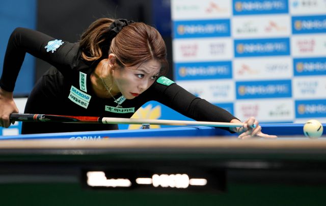 LPBA를 대표하는 스타 선수 김가영과 스롱 피아비 등이 32강 진출에 성공했다. 사진은 지난 2일 강원 정선군 하이원 그랜드호텔 컨벤션타워에서 열린 LPBA 64강 경기에 출전한 김가영의 모습. /사진=프로당구협회(PBA) 제공