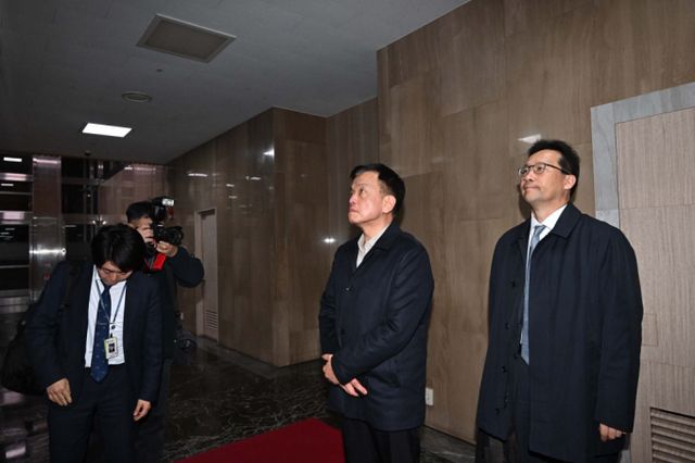 국회의 비상계엄 해제 요구 결의안 가결 소식이 전해진 4일 오전 최상목(왼쪽) 경제부총리 겸 기획재정부 장관이 서울 종로구 정부서울청사 승강기를 기다리고 있다./사진=뉴스1