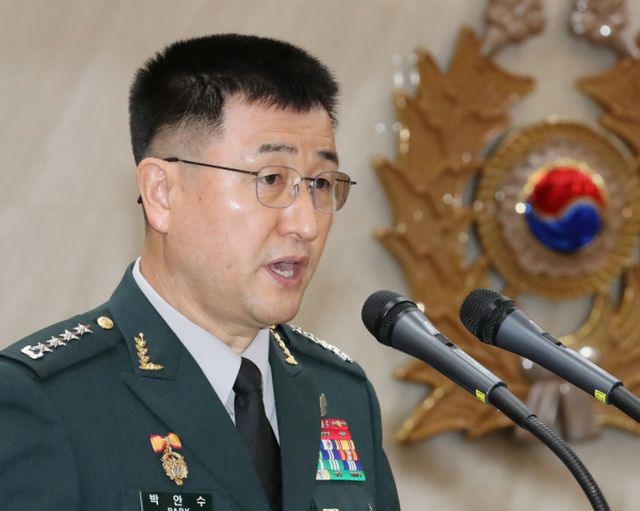 윤석열 대통령의 비상계엄령과 함께 계엄사령관으로 임명된 박안수 대장이 계엄사령 포고령을 발표했다. 사진은 3일 비상계엄령 선포와 함께 계엄사령관에 임명된 박안수 대장의 모습. /사진=뉴스1