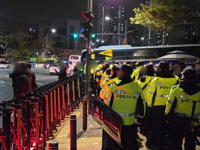 지난 3일 윤석열 대통령이 비상계엄을 선포했다. 이후 많은 시민들이 용산 대통령실 앞으로 향하고 있다. /사진=머니투데이