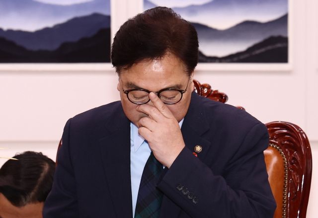 우원식 국회의장이 3일 오후 서울 여의도 국회의장실에서 이주호 사회부총리 겸 교육부 장관 접견에 앞서 생각에 잠겨 있다. /사진=뉴스1