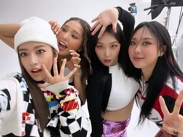 '뿅뿅 지구오락실'이 시즌3로 돌아온다. 사진은 이영지가 공개한 '지구오락실' 멤버들과의 셀카. /사진=이영지 인스타그램 캡처