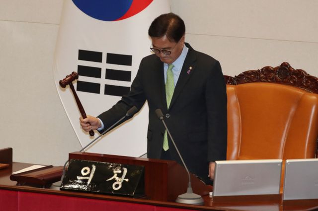 우원식 국회의장이 계엄 해제 요구 통지서를 결재하는 한편 대통령실이 이를 즉시 해제해야 한다고 강조했다. 사진은 4일 우 의장이 비상계엄 해제 요구 결의안을 의결하는 모습. /사진=뉴스1