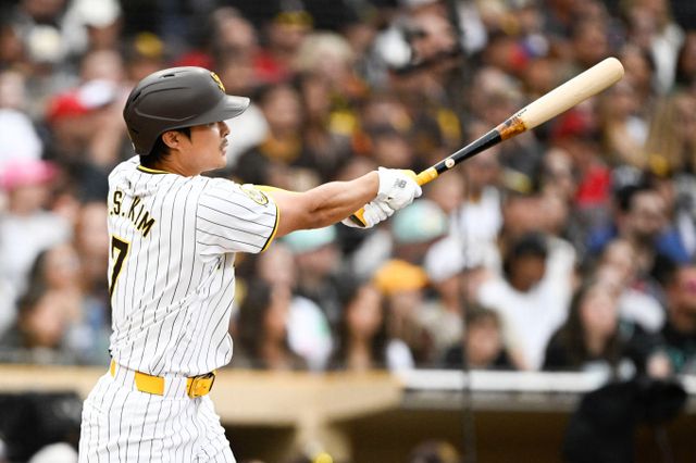 MLB닷컴이 탬파베이 레이스와 밀워키 브루어스가 영입할 만한 현실적인 자유계약 선수로 김하성을 꼽았다. 사진은 2024시즌 샌디에이고 파드리스에서 활약한 김하성의 모습. /사진=로이터