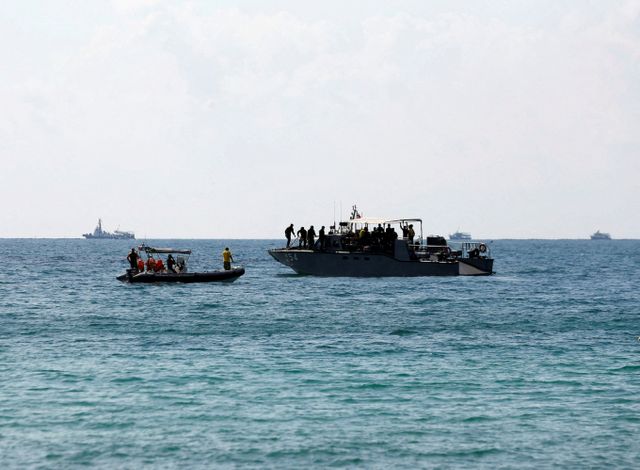 태국 관광지 팡안섬에서 롱테일보트가 전복돼 탑승객이었던 한국인 관광객 1명이 실종됐다. 사진은 2022년 1월31일 태국 동부 해안 원유 유출 사고 보트의 모습. 해당 기사와 상관없음. /사진=로이터