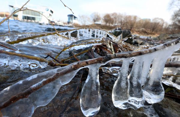 31일 전국에 새벽까지 구름이 많다가 점차 맑아질 것으로 보인다. 사진은 지난 27일 서울 여의도 한강변 나뭇가지에 고드름이 열려 있는 모습. /사진=뉴스1
