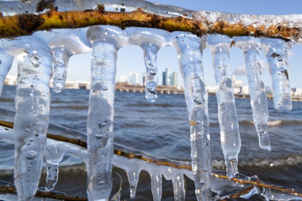  31일 전국에 새벽까지 구름이 많다가 점차 맑아질 전망이다. 사진은 지난 22일 서울 여의도 한강공원 인근에 고드름이 얼어있는 모습. /사진=뉴스1