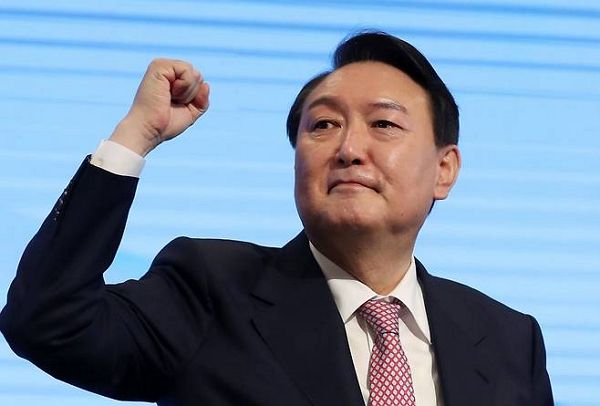 고위공직자범죄수사처가 윤 대통령에 대한 체포영장을 청구했다. 사진은 지난 2022년1월26일 오후 서울 여의도 중소기업중앙회에서 열린 국회의원 및 원외당협위원장 필승결의대회에서 연설을 마치고 주먹을 쥐어보인 윤석열 대통령. /사진=뉴스1