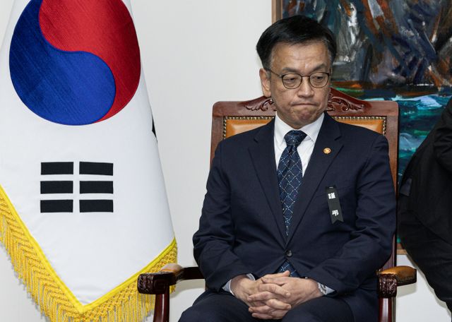 오는 31일 정례 국무회의에서 쌍특검법(내란·김건희 특검법)이 상정될 것으로 보인다. 사진은 최상목 대통령 권한대행 부총리 겸 기획재정부 장관이 30일 서울 여의도 국회에서 우원식 국회의장을 예방한 모습. /사진=뉴스1