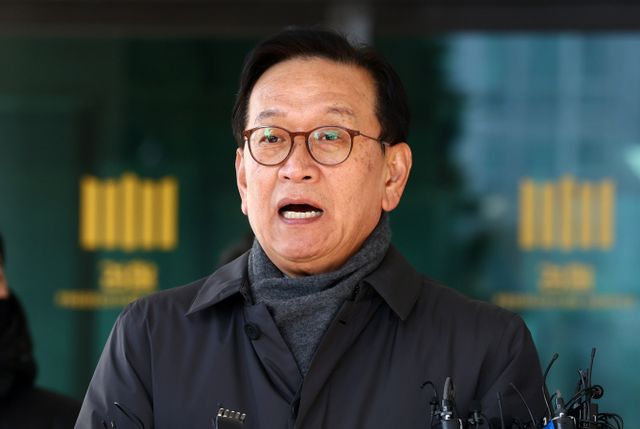 윤석열 대통령 측이 체포영장 청구에 대해 불출석이 정당하다고 주장했다. 사진은 윤 대통령 측 변호인단 구성에 관여하는 석동현 변호사가 지난 19일 서울 서초구 서울고등검찰청 앞에서 기자회견을 열고 취재진의 질문에 답변하는 모습. /사진=뉴시스