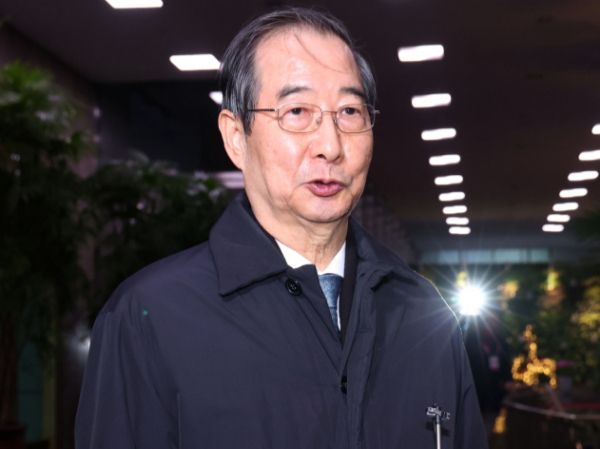 헌법재판소가 헌재의 별도 결정이 있기 전까지 한덕수 국무총리에 대한 탄핵소추로 인한 직무정지 효력이 유지되는 게 맞다는 입장을 밝혔다. 사진은 한덕수 국무총리가 27일 오후 국회 탄핵소추의결서를 송달받은 뒤 서울 종로구 정부서울청사를 나서며 입장을 밝히는 모습. /사진=뉴시스