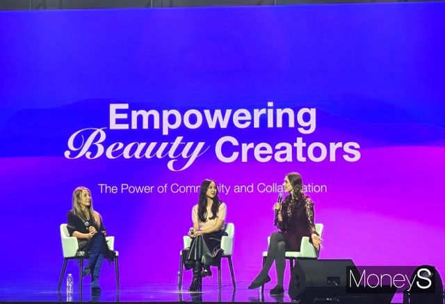 메가 인플루언서인 카산드라와 펠리시아 리가 뷰티세션을 진행하고 있다. /사진=김이재 기자