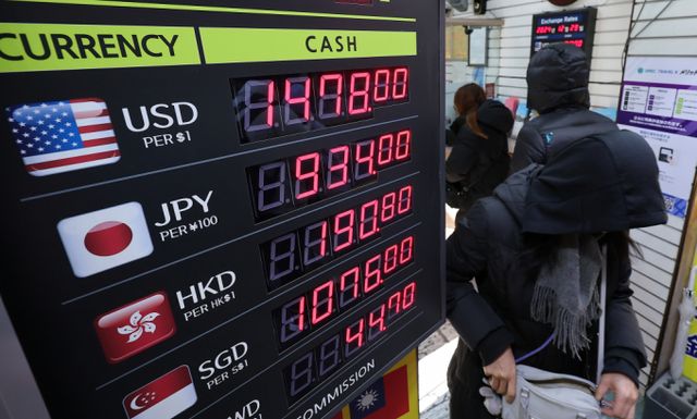 29일 서울 중구 명동거리에 위치한 환전소 전광판에 외화당 팔 때 가격이 표시되고 있다. /사진=뉴스1