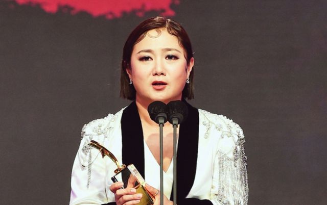 전남 무안군 출신으로 알려진 개그우먼 박나래가 무안국제공항에서 발생한 제주항공 참사 피해 지원을 위해 기부금을 전달한 사실이 전해졌다. 사진은 지난 2021년 12월 서울 마포구 상암 MBC에서 진행된 '2021 MBC 방송연예대상'에서 올해의 예능인상을 수상한코미디언 박나래. /사진=MBC 제공