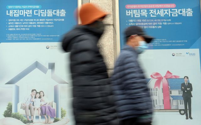정부가 가계부채 증가를 우려해 전방위 대출 규제에 나섰다. 사진은 서울시내 한 시중은행의 대출 안내문. /사진=뉴스1
