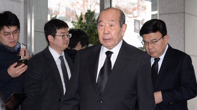 김수환 전 국회의장이 향년 96세로 세상을 떠났다. 사진은 2015년 11월23일 서울 종로구 서울대병원 장례식장에 마련된 김영삼 전 대통령 빈소에서 김수한 전 국회의장(가운데)이 조문한 모습. /사진=머니투데이