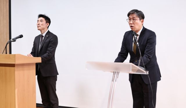 비상계엄을 건의하고 주도한 혐의를 받는 김용현 전 국방부 장관이 서울중앙지법 형사 25부에서 재판을 받을 예정이다. 사진은 지난 26일 서울 서초구 한국 컨퍼런스센터에서 열린 기자회견에서 12·3 비상계엄은 정당한 통치행위라고 주장하는 김용현 전 국방부 장관 측 변호사의 모습. /사진=뉴스1