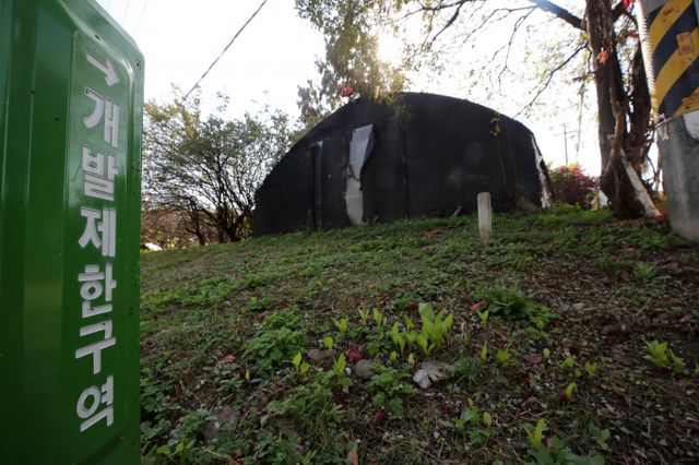 정부가 주택 공급 확대를 위한 그린벨트 해제 카드를 꺼냈다. 서울 서초구 원지동 일대 그린벨트/ 사진=뉴스1