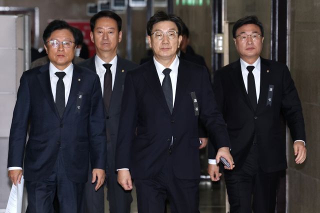 권성동 국민의힘 원내대표가 윤석열 대통령에 대한 체포영장 발부를 두고 적절치 않다고 비판했다. 사진은 31일 서울 여의도 국회에서 열린 원내대책회의에 참석한 권성동 국민의힘 당대표 권한대행 겸 원내대표. /사진=뉴스1