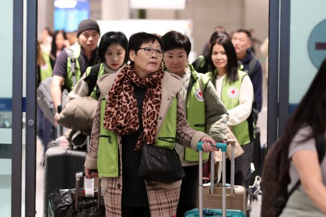 사할린 동포도 내년부터 자녀 모두와 함께 영주귀국이 가능해졌다. 사진은 사할린동포 2·3세들이 지난달 22일 인천국제공항을 통해 입국한 모습. /사진=뉴스1 