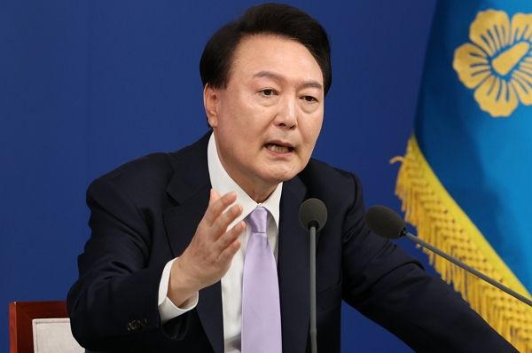 현직 대통령에 대한 체포영장을 발부한 이순형 영장전담 부장판사에 대한 법조계 안팎의 이목이 쏠리고 있다. 윤석열 대통령이 11월7일 서울 용산 대통령실 청사 브리핑실에서 열린 대국민담화 및 기자회견에서 취재진의 질문에 답하는 모습. /사진=뉴스1