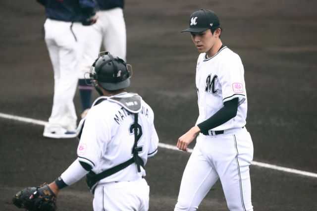 빅리그 진출을 선언한 사사키 로키가 메이저리그 20개 팀의 관심을 받고 있다. 사진은 2024시즌을 앞둔 사사키(오른쪽)가 일본 오키나와에서 열린 롯데 자이언츠와의 친선 경기에 등판한 모습. /사진=뉴스1