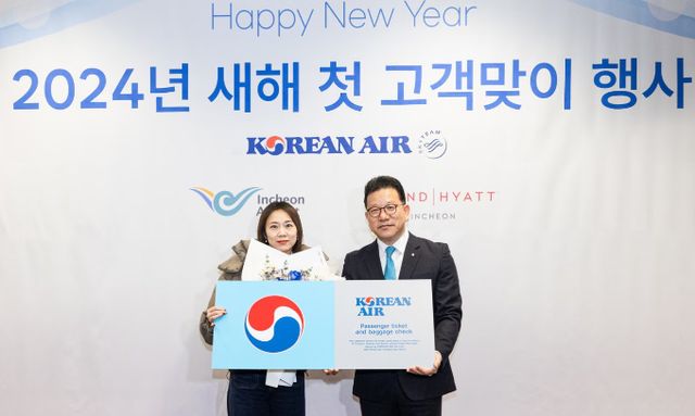 아시아나항공 신임 대표이사로 송보영 대한항공 여객사업본부장(전무)가 선임됐다. 사진은 송 전무(오른쪽)의 모습. /사진=대한항공