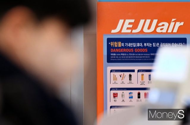 제주항공 여객기 참사가 모회사인 애경그룹 불매 운동으로 번지는 분위기다. 한 시민이 지난 30일 김포공항에서 제주항공 안내판을 지나가고 있다. /사진=임한별 기자