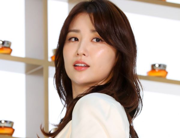 배우 박하선이 불법촬영에 이어 딥페이크 성범죄 피해 사실을 털어놨다. 사진은 배우 박하선이 8월29일 오후 서울 송파구 롯데 에비뉴엘 잠실에서 열린 설화수 자음생크림 팝업 행사에서 포즈를 취하는 모습. /사진=뉴시스