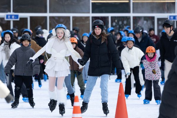 2025년 첫날인 1월1일 전국에 구름이 많고 일부 지역에 눈이 내릴 예정이다. 사진은 지난 27일 서울 중구 서울광장 스케이트장을 찾은 시민들의 모습. /사진=뉴스1