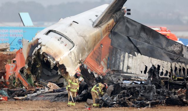 무안국제공항 '제주항공 여객기 참사' 당시 조류퇴치반 근무 인원은 1명에 불과했던 것으로 드러났다. 사진은 무안국제공항에서 소방대원들이 전날 발생한 제주항공 여객기 충돌 폭발 사고 잔해를 수색하는 모습. /사진=뉴시스