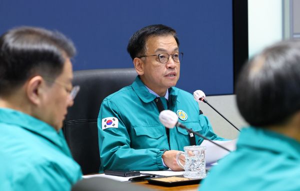 최상목 대통령 권한대행 겸 기획재정부 장관이 무안국제공항에서 발생한 제주항공 여객기 참사와 관련해 "장례를 지원하는 기관과 공직자들은 유가족분들의 뜻에 부합하는 장례 절차가 진행될 수 있도록 최대한 지원하길 바란다"고 밝혔다. 사진은 31일 서울 종로구 정부서울청사 중앙재난안전대책본부에서 열린 제주항공 여객기 사고 중대본 5차 회의에서 발언하고 있는 모습. /사진=뉴시스