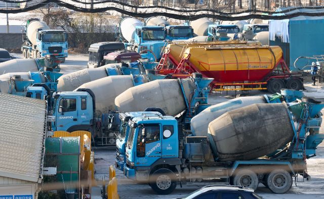 천정부지로 솟는 환율과 건설 업계와의 갈등으로 국내 시멘트 제조사가 시름하고 있다. 사진은 서울 시내 한 레미콘 공장 모습. /사진=뉴시스