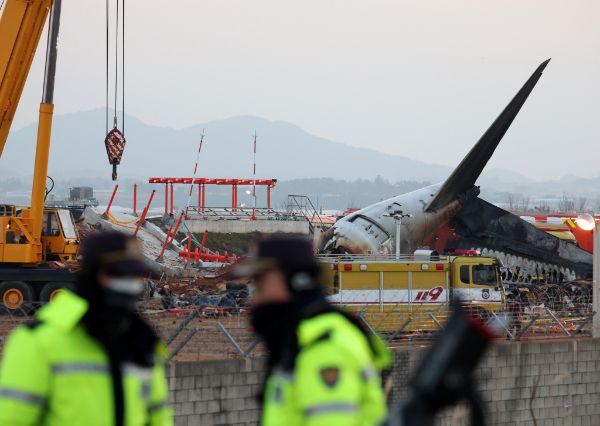 무안공항 여객기 참사 관련 여객기 제조사인 미국 보잉사가 국내에 전문가를 보냈다. 사진은 31일 사고현장의 모습. /사진=뉴시스